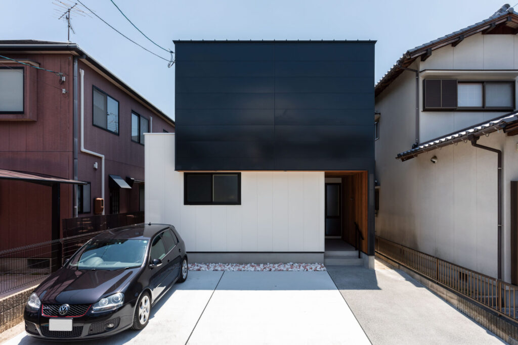 外壁、白か黒か